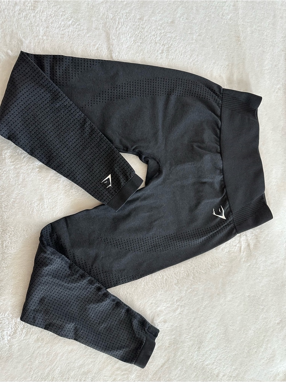 Gymshark Energy Seamless Perforated Leggings in Black | M | ✨🖤